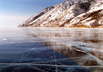 Fantastische Spiegelfläche von Baikal-Eis zeigt für Sie das Himmel und die Berge! Aber das Eis ist durchsichtig sogar bei der 50 Santimeter Dicke! Und Baikal-Eis haltet das Auto zugleich sehr gut aus!