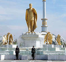 Goldene Statue des Turkmenbaschi