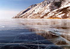 Fantastische Spiegelfläche von Baikal-Eis zeigt für Sie das Himmel und die Berge! Aber das Eis ist durchsichtig sogar bei der 50 Santimeter Dicke! Und Baikal-Eis haltet das Auto zugleich sehr gut aus!