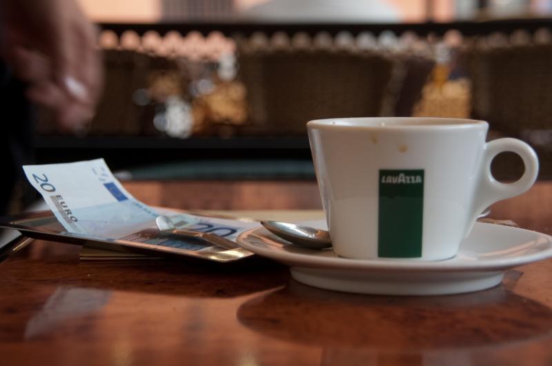 Kaffeetasse und 20-Euro-Schein auf einem Tisch