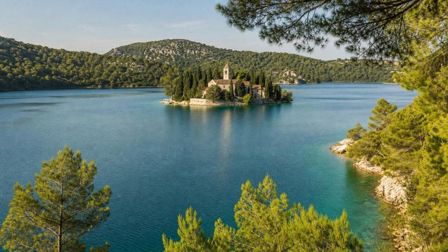 KI-generierte Illustration: Mljet mit bewaldeter Insel und Kloster im See