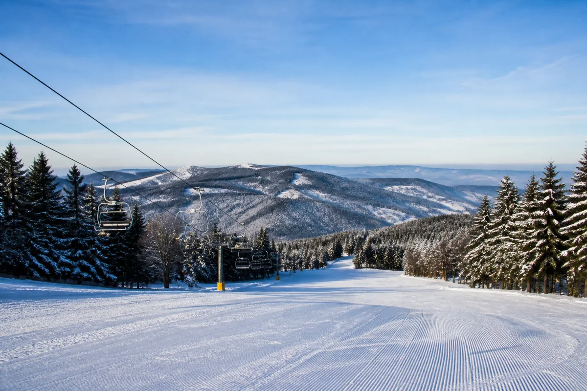 Präparierte Skipiste mit Sessellift