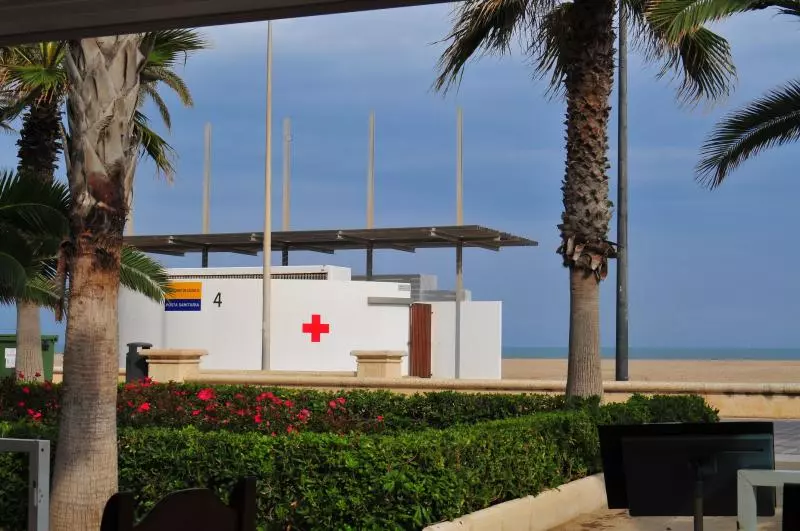 Erste-Hilfe-Station an einem Strand mit Rotem Kreuz