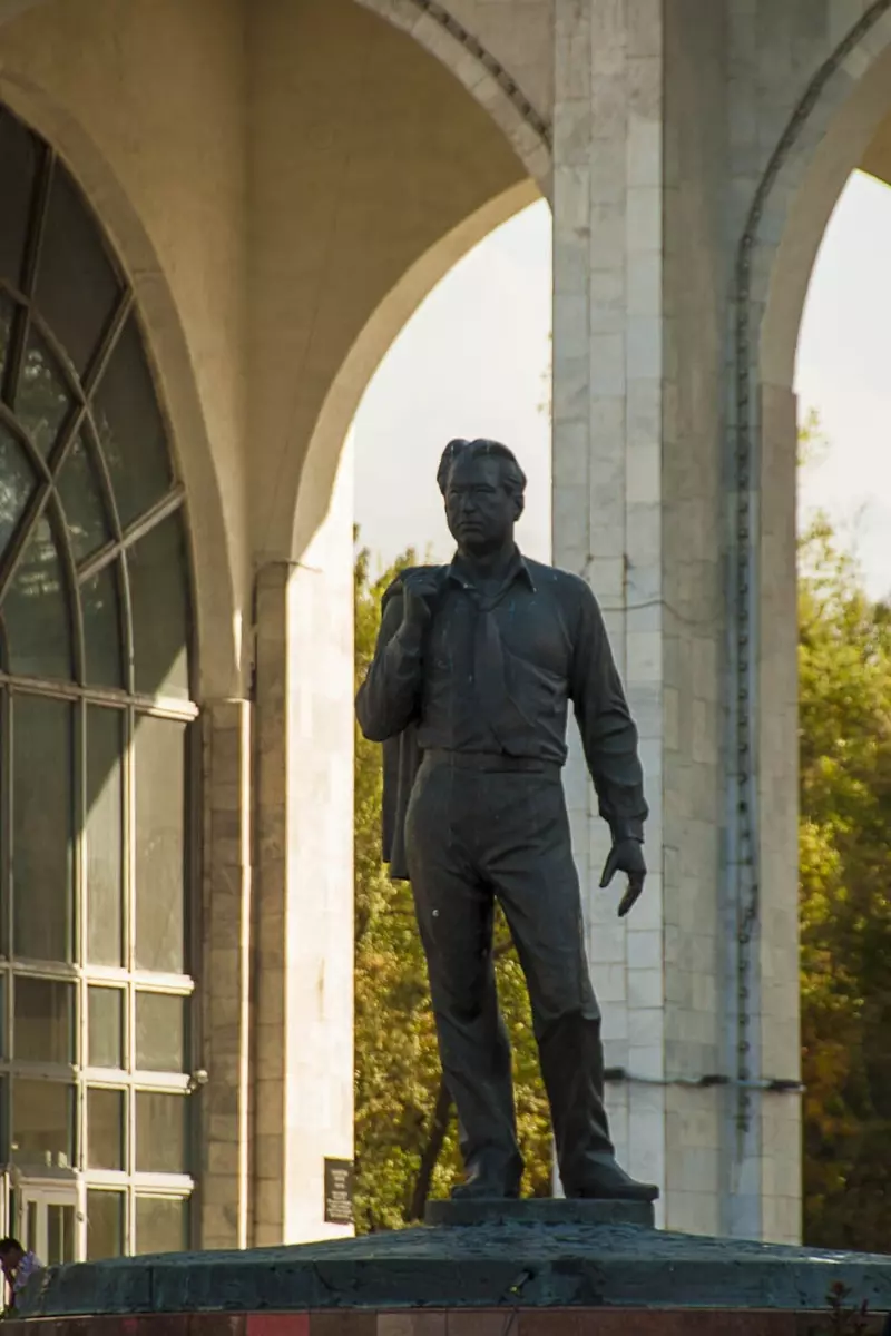 Denkmal für Tschingis Aitmatow in Bischkek