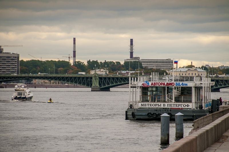 Newa und Brücke in Sankt Petersburg