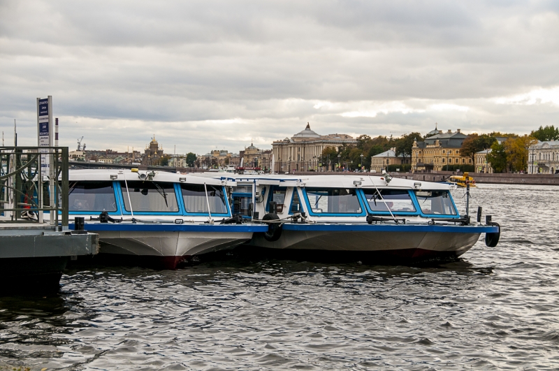 Kleines Linienboot auf einem breiten Fluss