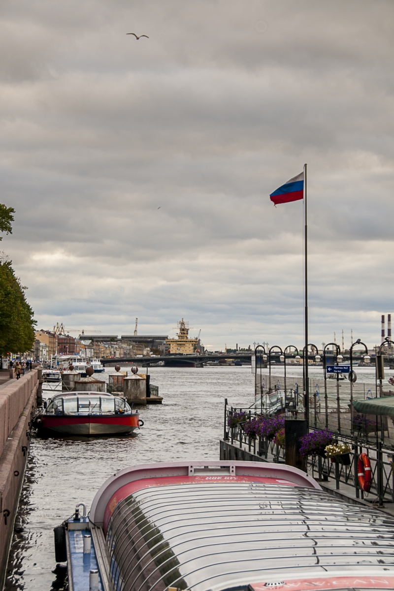 Russische Flusslandschaft mit Booten und Uferstadt