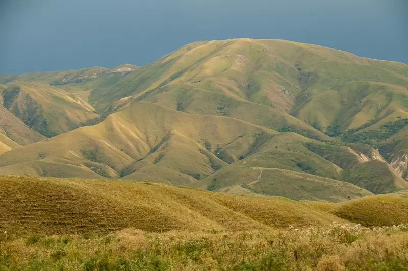 Weite, kahle Berghänge des Tian-Schan-Gebirges in Kasachstan