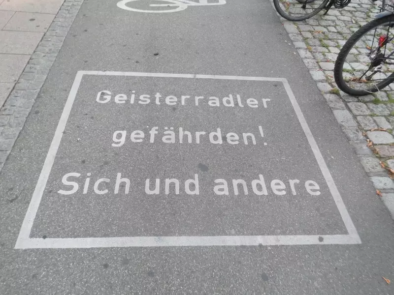Hinweis für Radfahrende auf einem Radweg