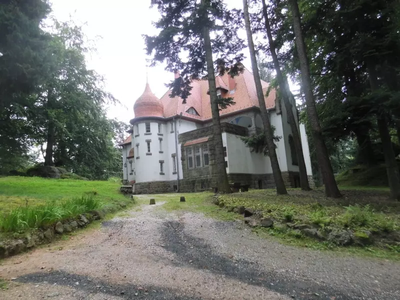 Gebäude des Gerhart-Hauptmann-Museums im Park