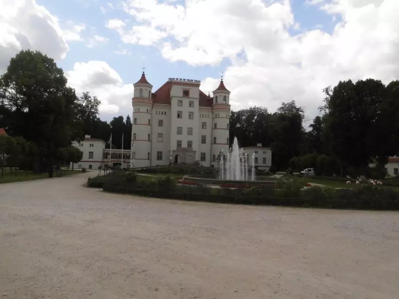 Schloss Wojanów mit Park und Springbrunnen
