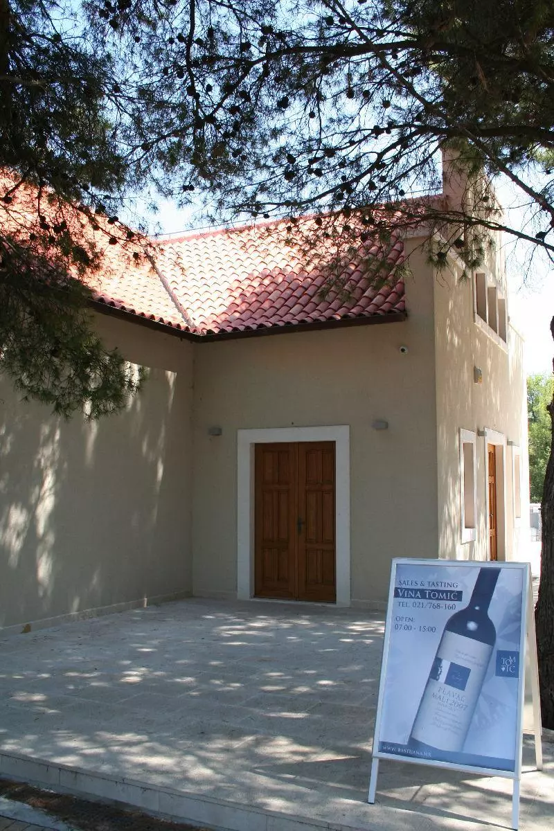 Hinweisschild vor einem Weingut auf der kroatischen Insel Hvar