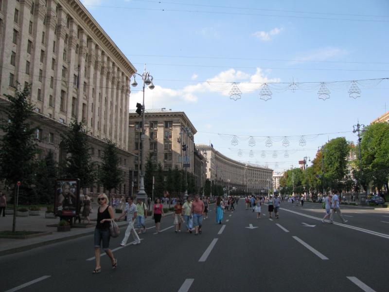 Belebte Straße im Zentrum von Kiew