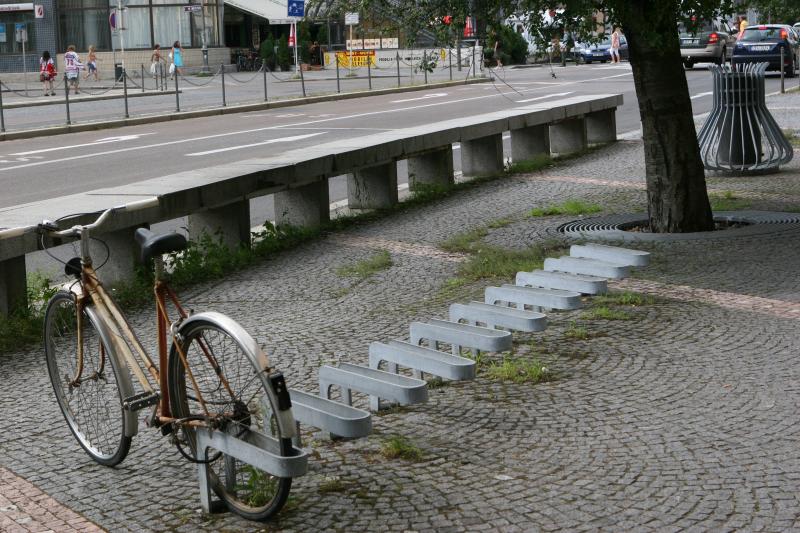 Fahrrad an einem urbanen Fahrradständer in Pardubice als symbolisches Motiv für Radreisen