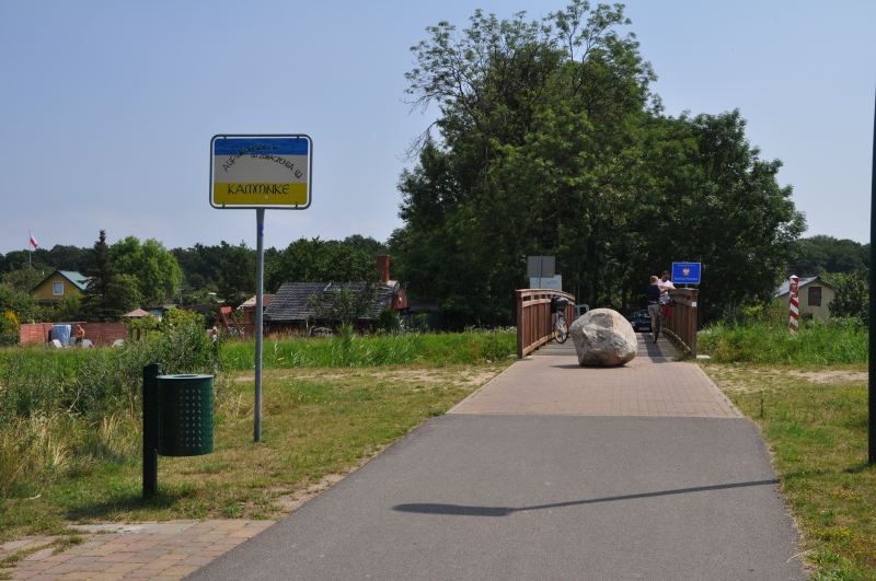 Grenzübergang mit Hinweisschild