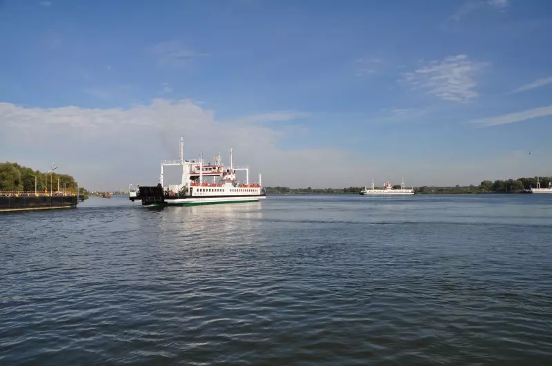 Fähre auf einer breiten Wasserstraße an der Ostseeküste
