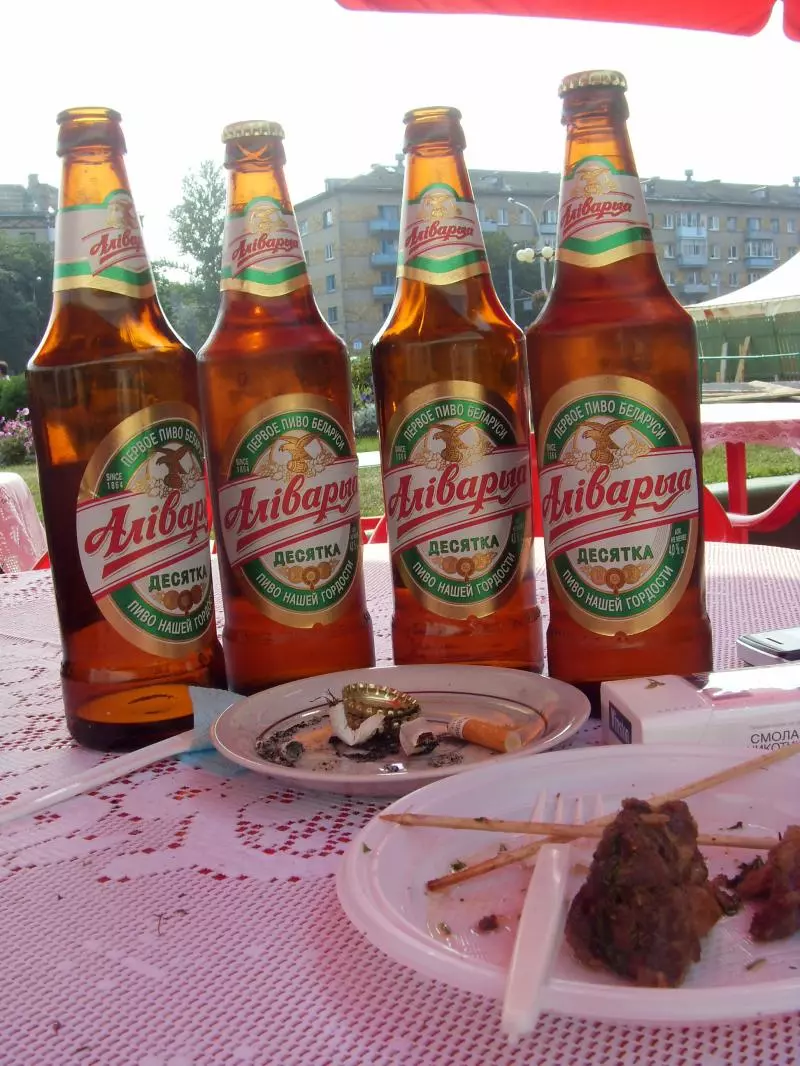 Bierflaschen und gegrillte Speisen auf einem Tisch in Belarus