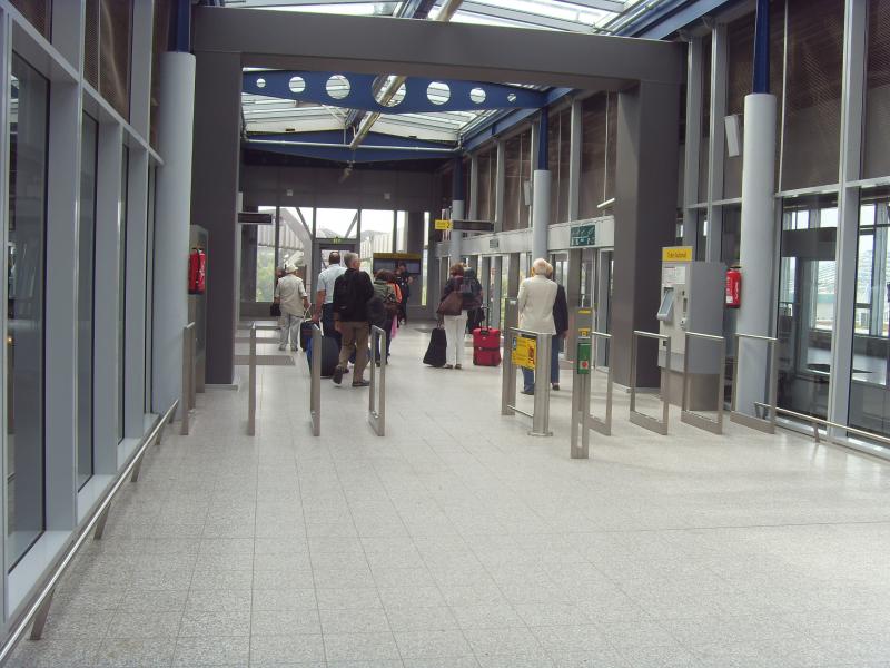 Reisende mit Gepäck im Flughafenterminal