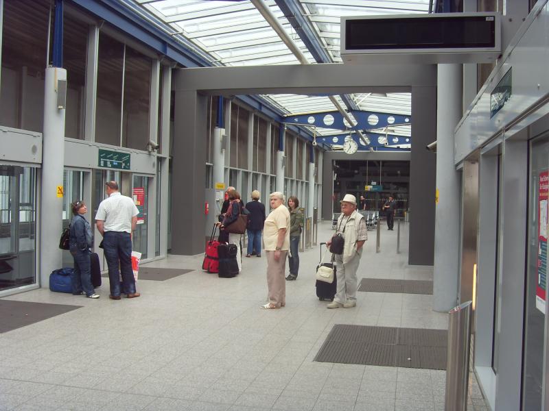 Reisende mit Gepäck im Flughafenterminal