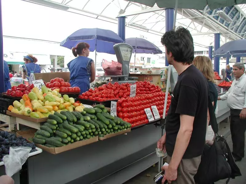 Einkauf an einem Marktstand mit sichtbaren Preisangaben