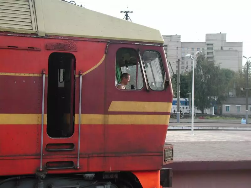 Lokomotive an einem Bahnhof in Minsk