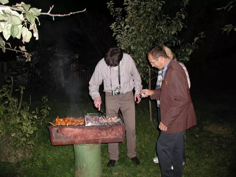 Grillabend in Belarus als symbolisches Motiv für regionale Esskultur