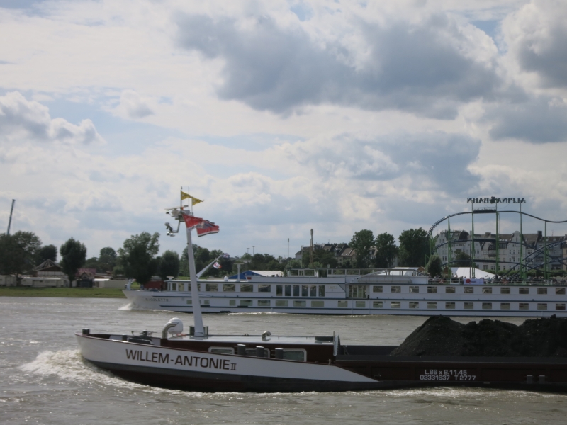 Flusskreuzfahrtschiff auf einem breiten Fluss