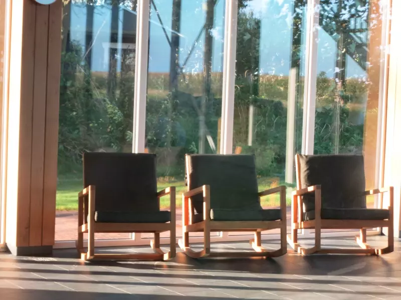 Ruhige Sitzplätze mit Blick in einen grünen Garten