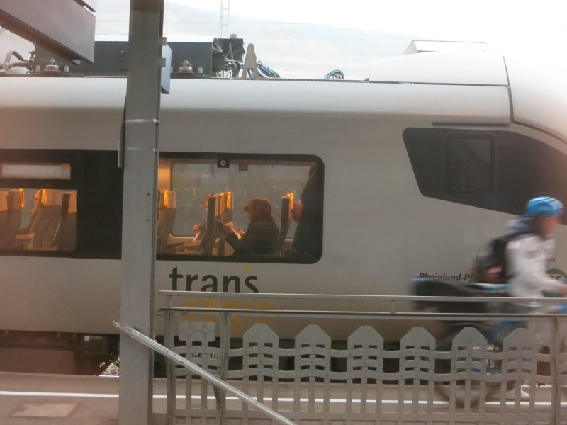 Zug mit Reisenden am Bahnhof