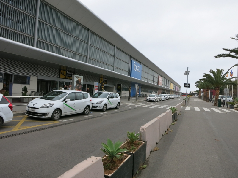 Flughafenterminal mit Vorfahrt und Taxis