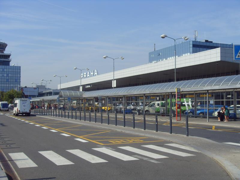 Flughafen mit Bus, Taxi und Übergang