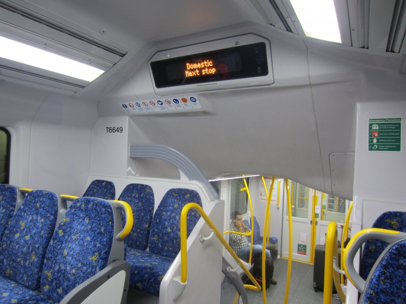 Zug im Flughafentransit