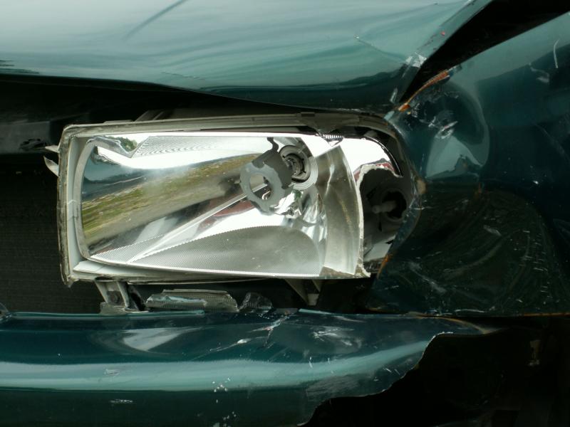 Beschädigter Scheinwerfer an einem Unfallfahrzeug