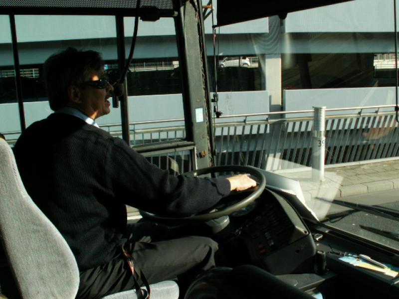 Busfahrer am Steuer eines Reisebusses