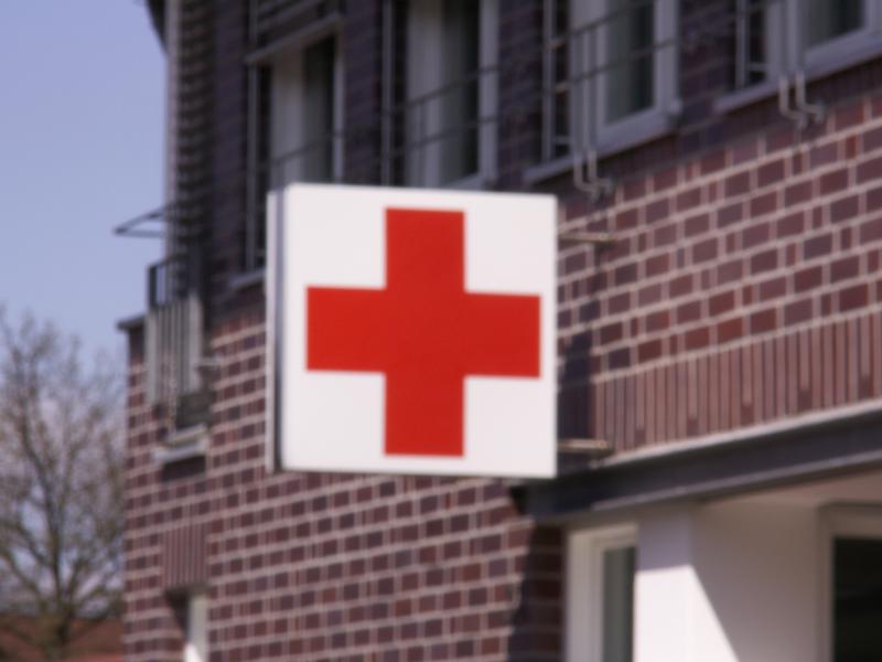 Rotes Kreuz an einem medizinischen Hinweiszeichen