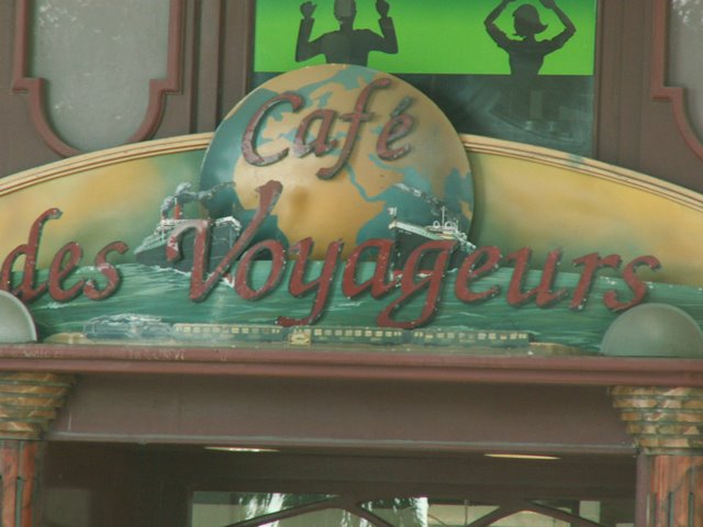 Café-Schild an historischer Fassade