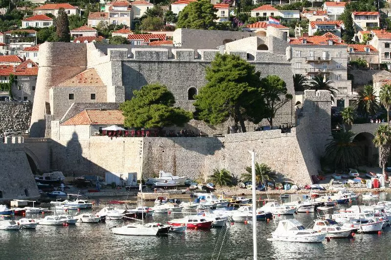 Alter Hafen und Stadtmauern von Dubrovnik