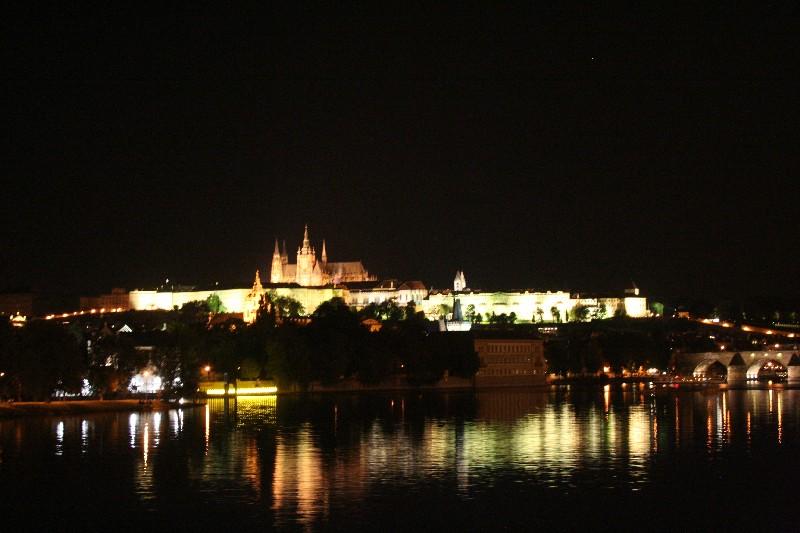 Prager Burg bei Nacht über der Moldau