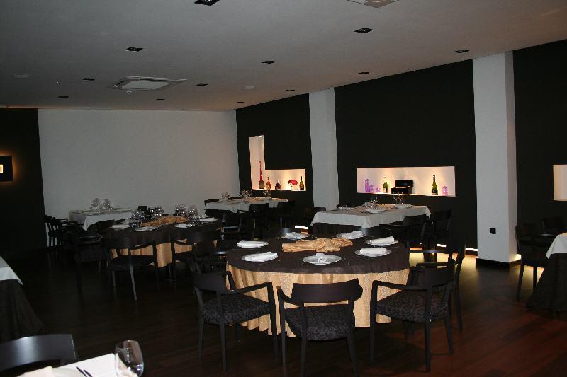 Innenraum eines Restaurants mit gedeckten Tischen
