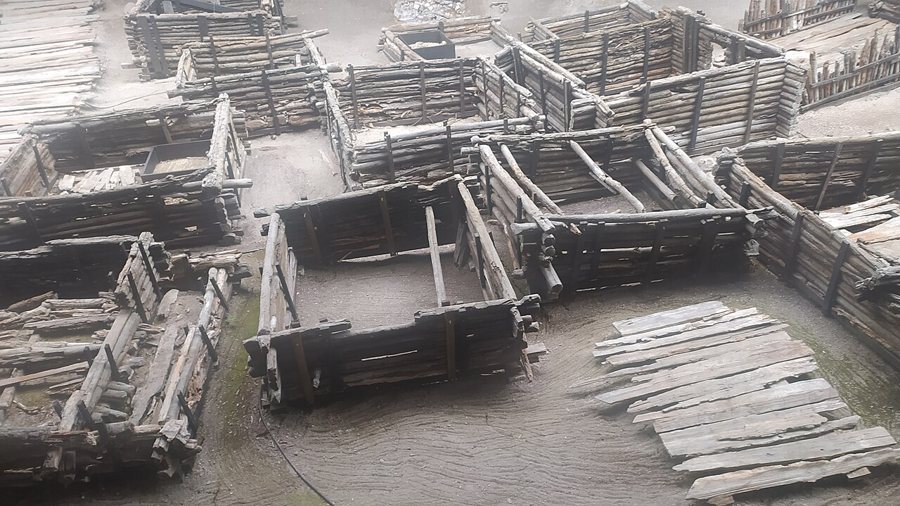 Freigelegte Holzbaureste der alten Siedlung im archäologischen Museum Berestje in Brest
