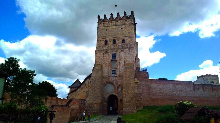 Rechteckiger Torturm und Backsteinmauern der Burg Luzk, Aufnahme von 2018