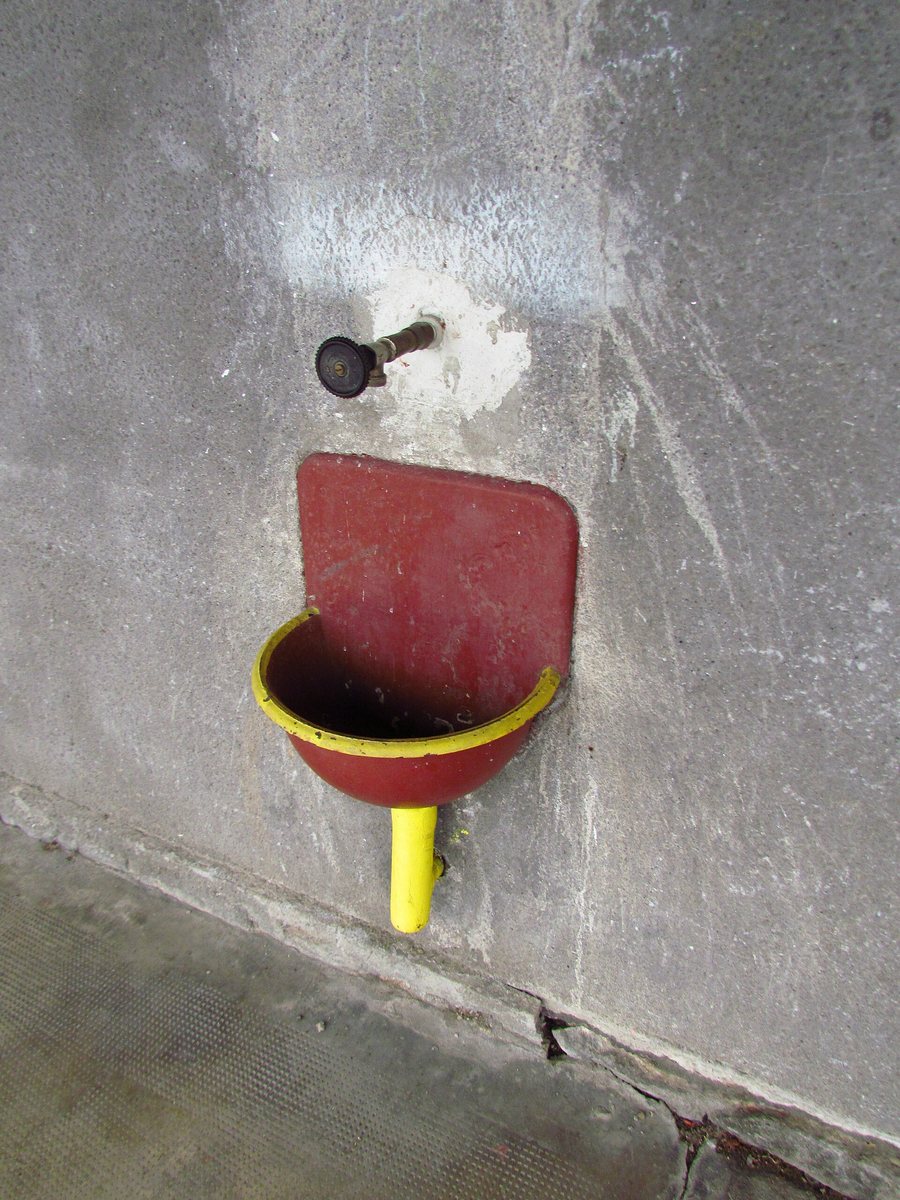 File:Sink of train station in Bransouze, Třebíč District.JPG