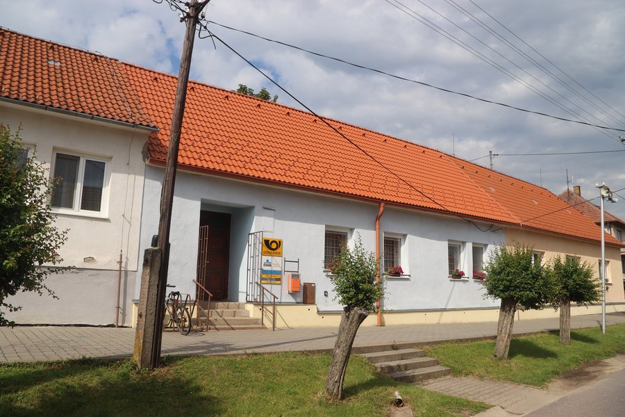 File:Overview of post office in Domamil, Třebíč District.jpg