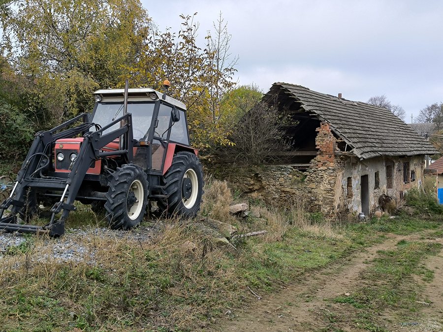 File:Milešín - JZ okraj, 2024-10, obr01.jpg