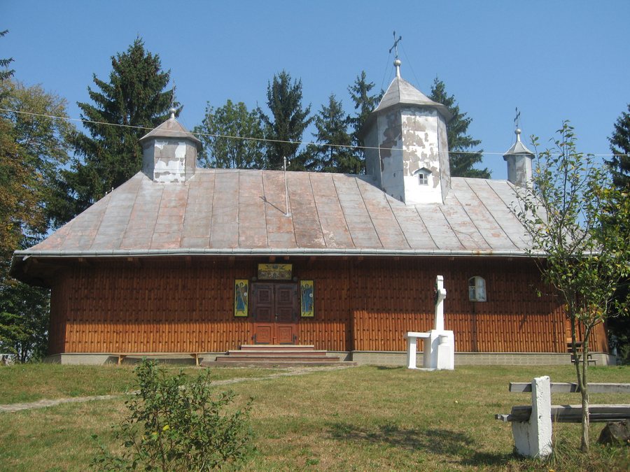File:Biserica de lemn din Dărmăneşti.jpg