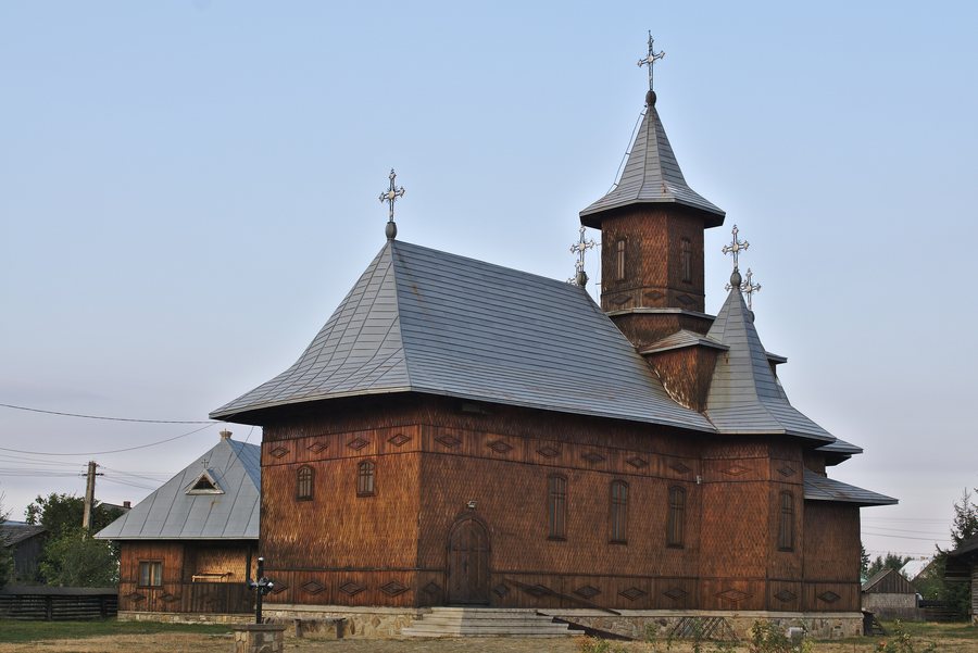 File:Romania Horodnic de Sus Biserica Izvorul Tamaduirii.jpg