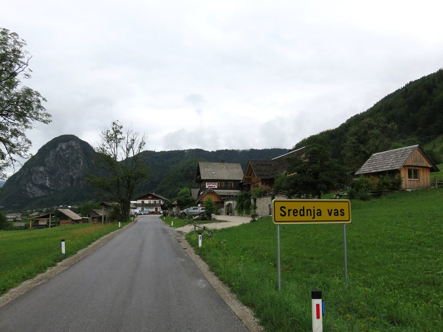 File:Srednja Vas v Bohinju Slovenia.jpg
