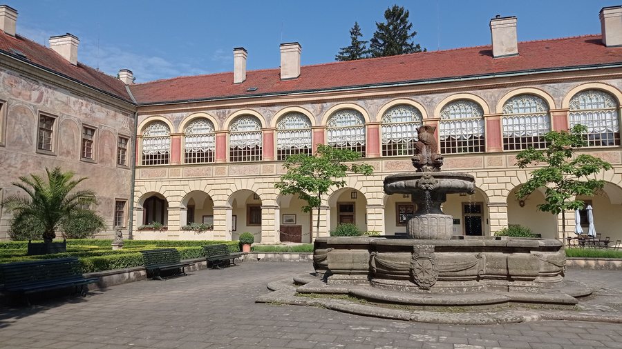 File:Častolovice castle, courtyard + fountain 01.jpg