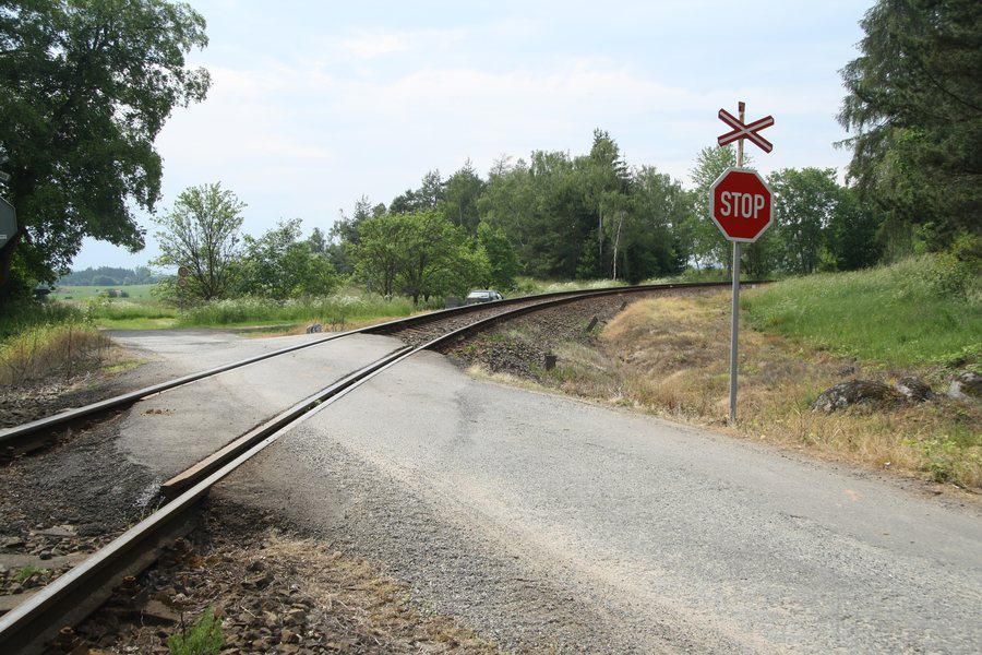 File:Railway line 252 crosssing with road near Kojatín train station in Kojatín, Třebíč District.jpg