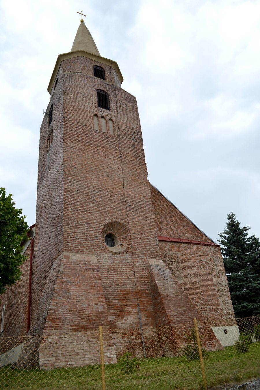 File:Kaplna kostol 01.jpg